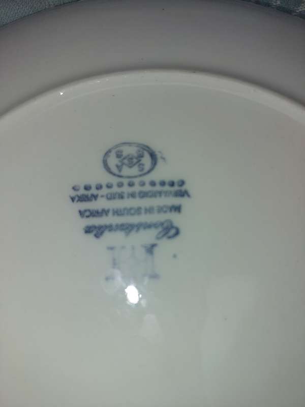 A VINTAGE COLLECTION OF SOUP BOWLS AND SIDE PLATES