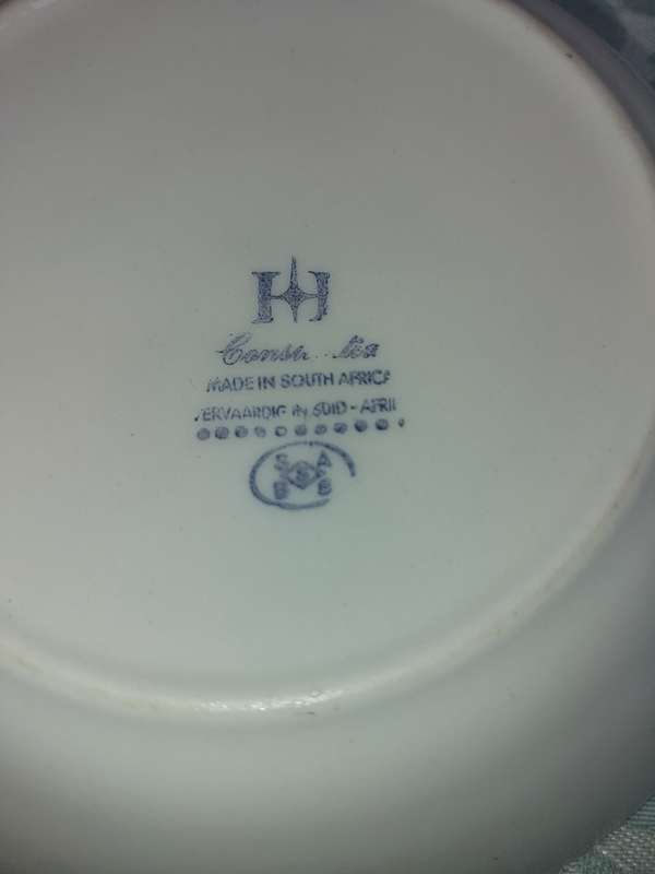 A VINTAGE COLLECTION OF SOUP BOWLS AND SIDE PLATES