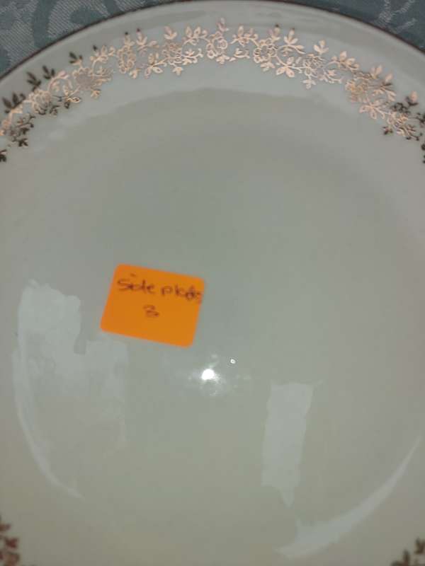 A VINTAGE COLLECTION OF SOUP BOWLS AND SIDE PLATES