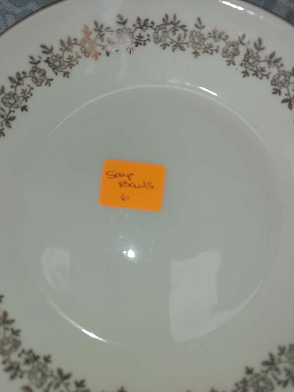 A VINTAGE COLLECTION OF SOUP BOWLS AND SIDE PLATES