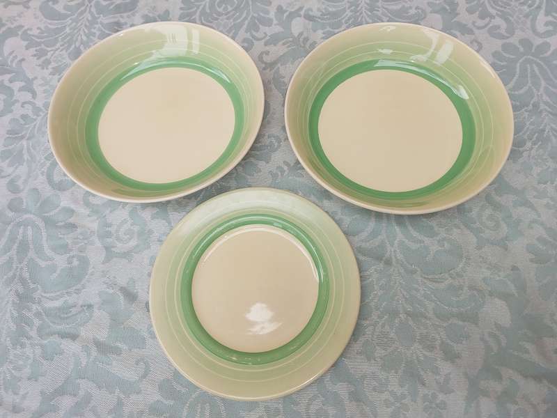A VINTAHE COLLECTION OF TWO SOUP BOWLS AND A SIDE PLATE BY ROYAL DOULTON