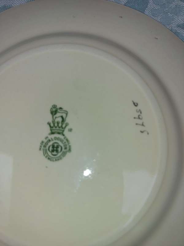 A VINTAHE COLLECTION OF TWO SOUP BOWLS AND A SIDE PLATE BY ROYAL DOULTON