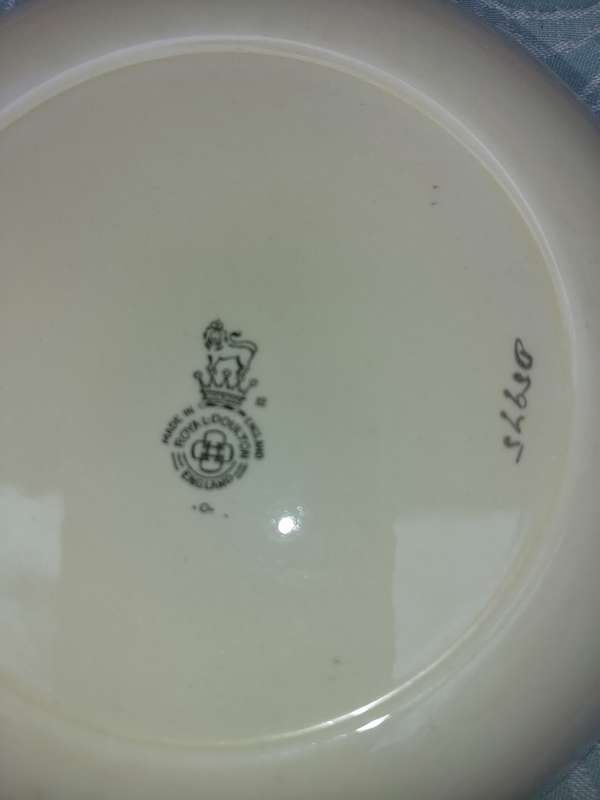 A VINTAHE COLLECTION OF TWO SOUP BOWLS AND A SIDE PLATE BY ROYAL DOULTON