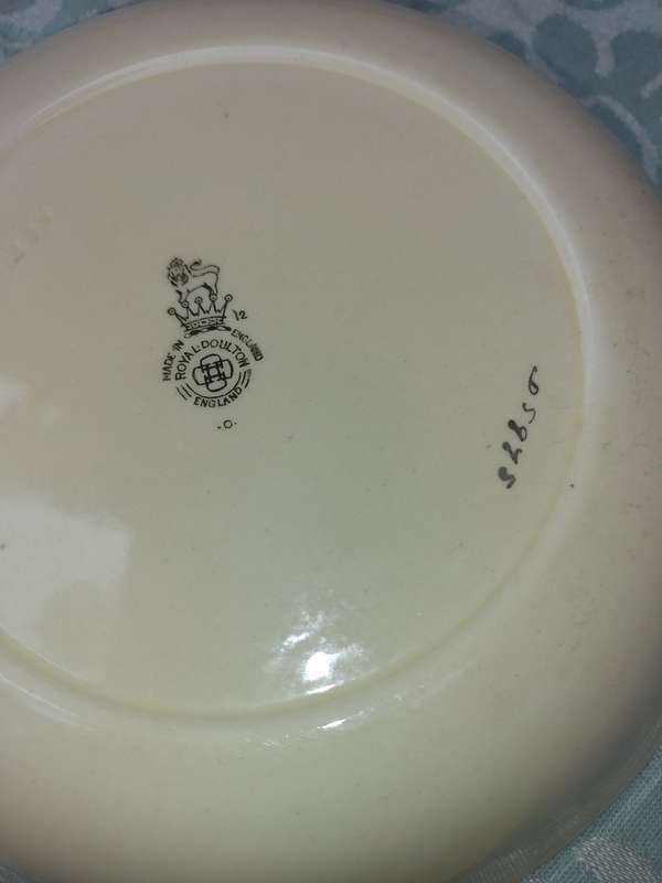 A VINTAHE COLLECTION OF TWO SOUP BOWLS AND A SIDE PLATE BY ROYAL DOULTON