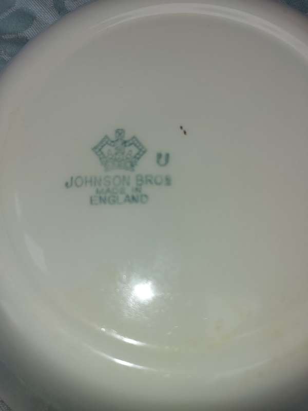 A VINTAGE COLLECTION JOHNSSON BROS CROCKERY SOLD AS IS