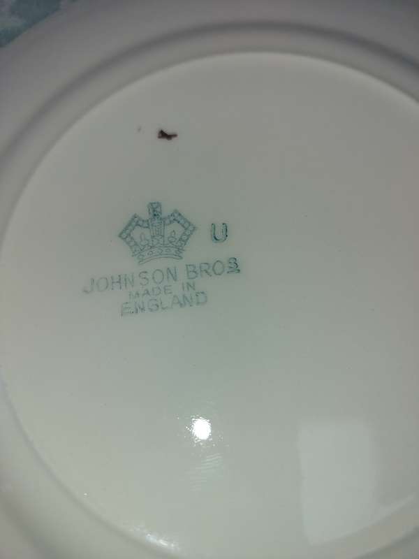 A VINTAGE COLLECTION JOHNSSON BROS CROCKERY SOLD AS IS
