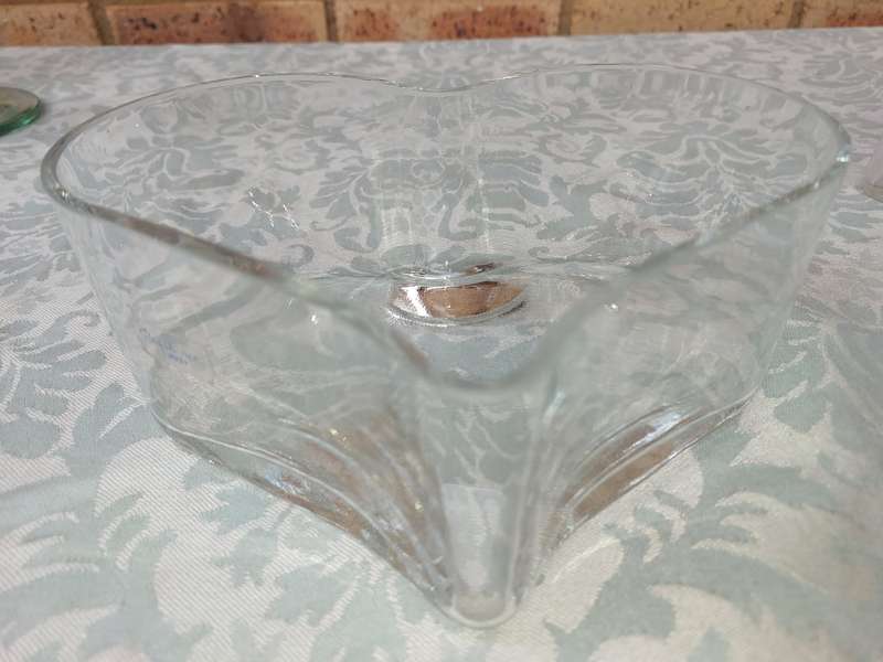 AN ART DECOR HEART SHAPED GLASS SERVING BOWL SOLD AS IS