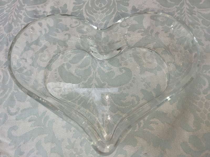 AN ART DECOR HEART SHAPED GLASS SERVING BOWL SOLD AS IS
