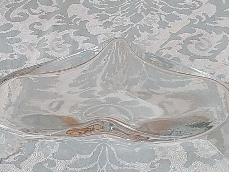 AN ART DECOR HEART SHAPED GLASS SERVING BOWL SOLD AS IS