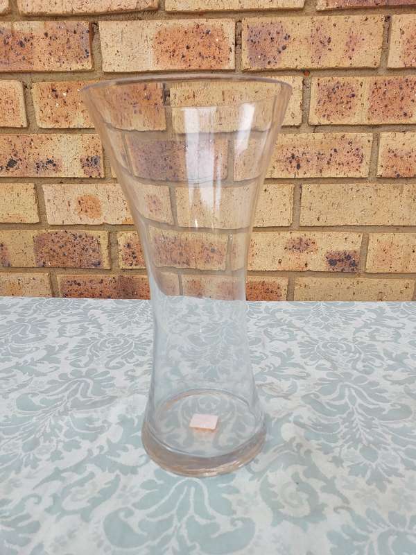 A GLASS VASE SOLD AS IS
