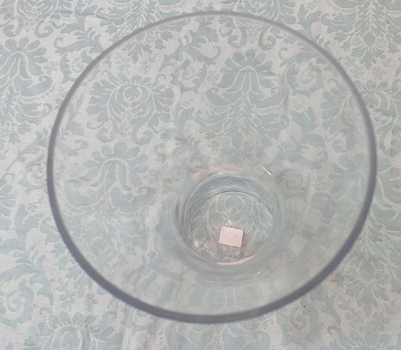 A GLASS VASE SOLD AS IS