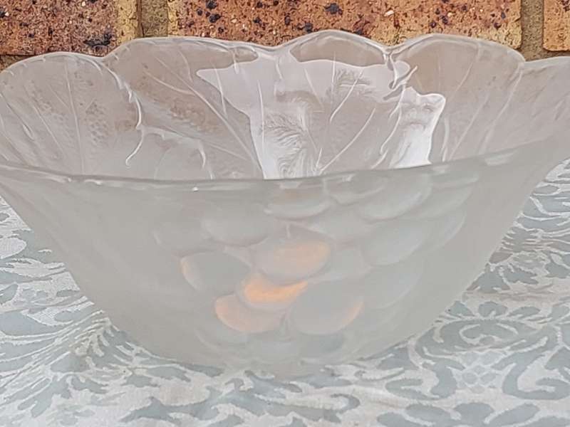 A BEAUTIFUL FROSTED GRAPEVINE DESIGN SERVING BOWL SOLD AS IS