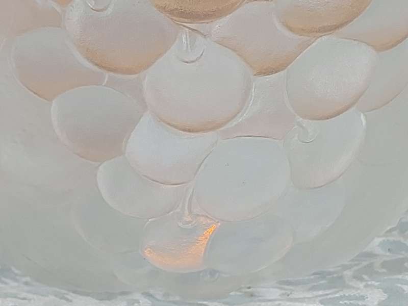 A BEAUTIFUL FROSTED GRAPEVINE DESIGN SERVING BOWL SOLD AS IS