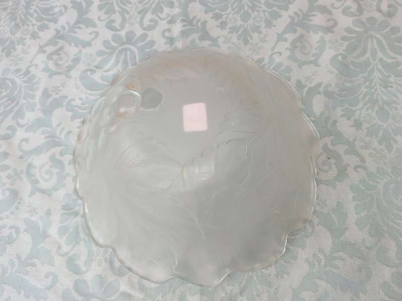 A BEAUTIFUL FROSTED GRAPEVINE DESIGN SERVING BOWL SOLD AS IS