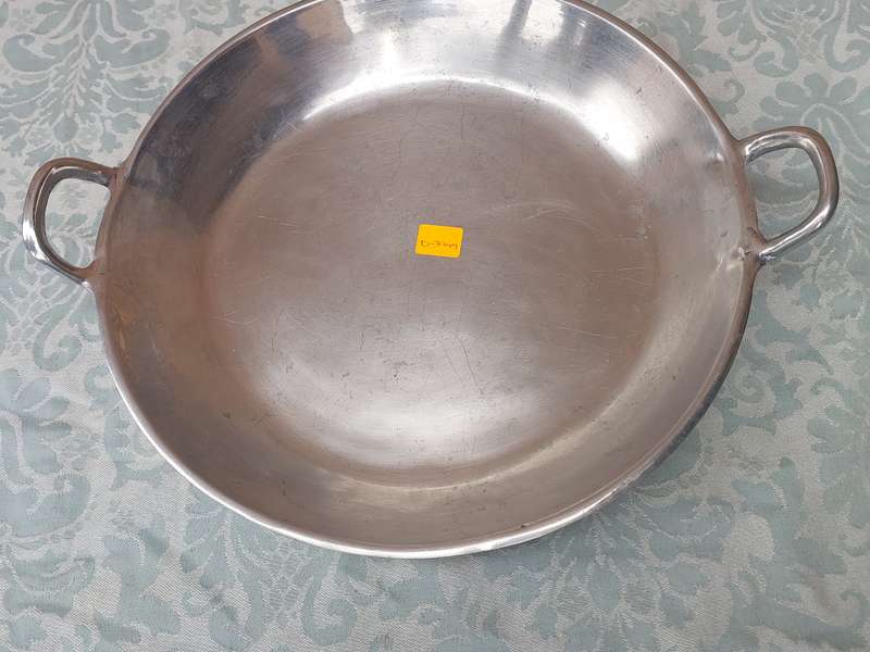 A 39 CENTIMETER DIAMETER PEALA PAN ALLUMINIUM ALLOY SOLD AS IS