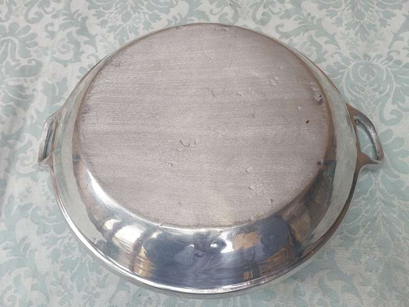 A 39 CENTIMETER DIAMETER PEALA PAN ALLUMINIUM ALLOY SOLD AS IS