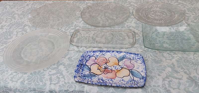A COLLECTION OF GLASS ART DECOR SERVING PLATTERS SOLD AS IS R350
