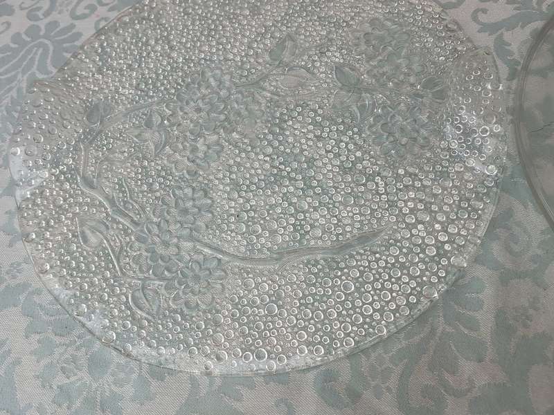 A COLLECTION OF GLASS ART DECOR SERVING PLATTERS SOLD AS IS R350