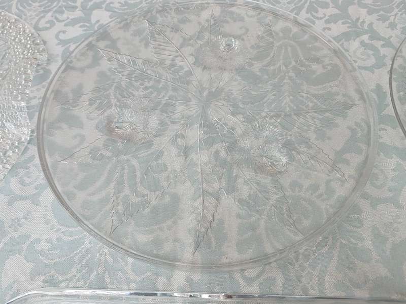 A COLLECTION OF GLASS ART DECOR SERVING PLATTERS SOLD AS IS R350