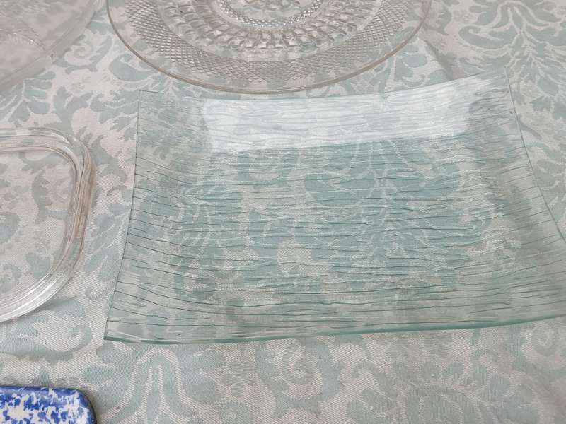 A COLLECTION OF GLASS ART DECOR SERVING PLATTERS SOLD AS IS R350