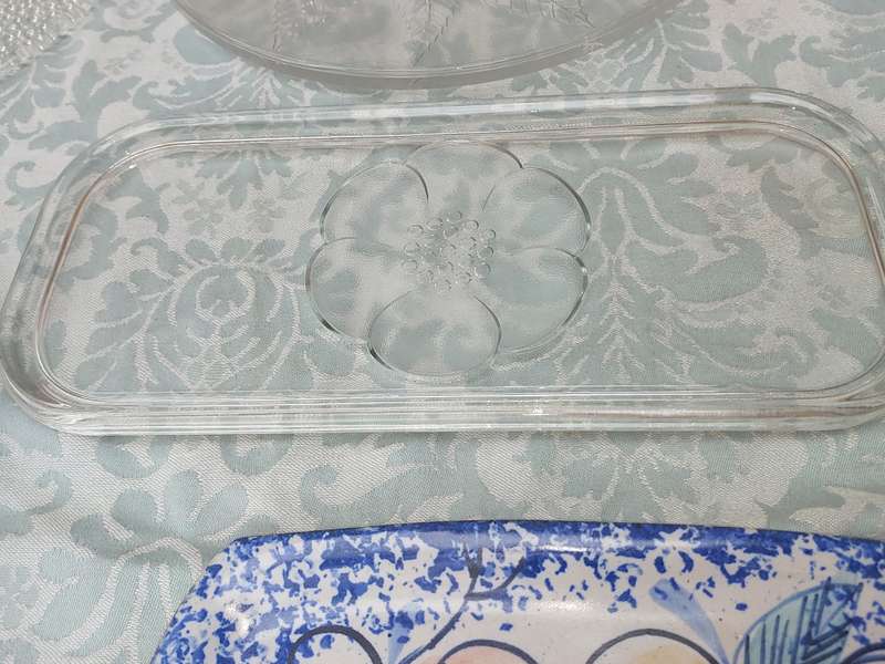 A COLLECTION OF GLASS ART DECOR SERVING PLATTERS SOLD AS IS R350