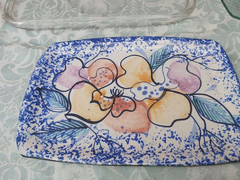 A COLLECTION OF GLASS ART DECOR SERVING PLATTERS SOLD AS IS R350