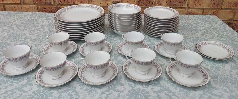 AVINTAGE 41 PIECE MADE IN CHINA DINNER SET  NANJING PAGODA MARK SOLD AS IS