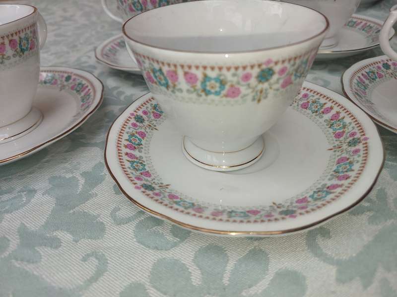 AVINTAGE 41 PIECE MADE IN CHINA DINNER SET  NANJING PAGODA MARK SOLD AS IS