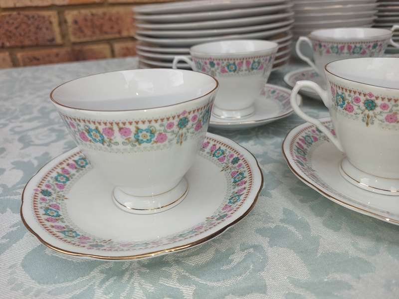 AVINTAGE 41 PIECE MADE IN CHINA DINNER SET  NANJING PAGODA MARK SOLD AS IS
