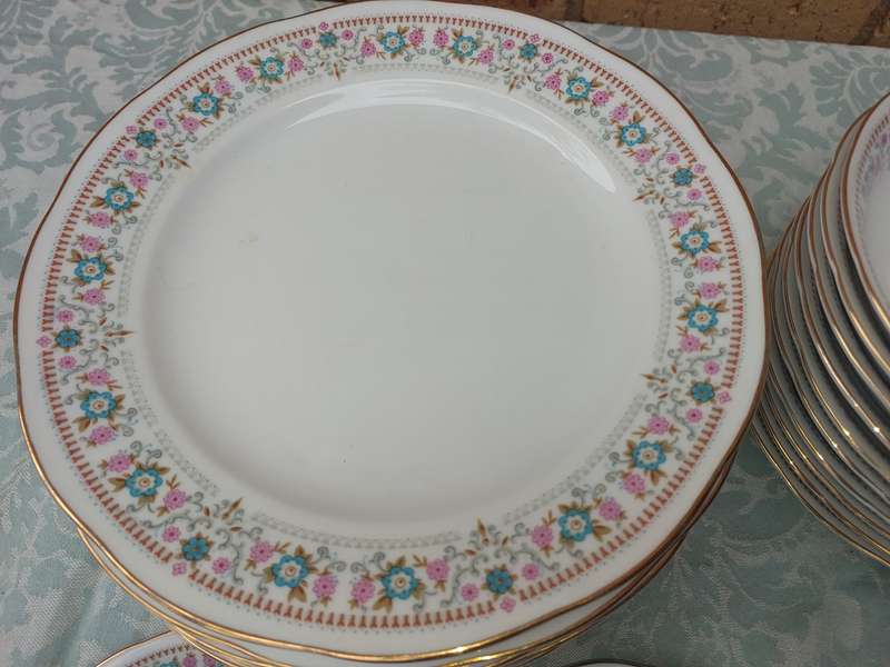 AVINTAGE 41 PIECE MADE IN CHINA DINNER SET  NANJING PAGODA MARK SOLD AS IS