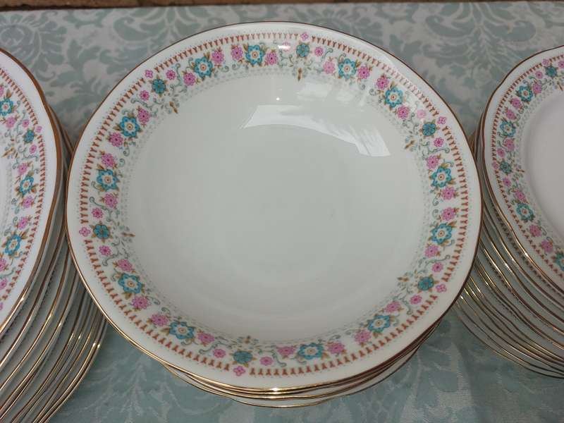 AVINTAGE 41 PIECE MADE IN CHINA DINNER SET  NANJING PAGODA MARK SOLD AS IS