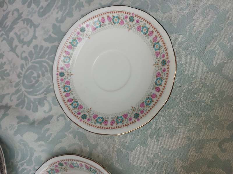 AVINTAGE 41 PIECE MADE IN CHINA DINNER SET  NANJING PAGODA MARK SOLD AS IS