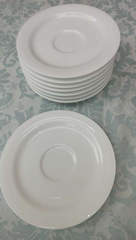 A VINTAGE COLLECTION OF 8 ARCTIC WHITE NORATAKE SRI LANKA SIDE PLATES SOLD AS IS R400