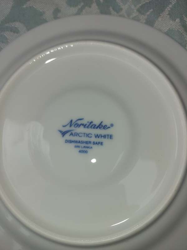 A VINTAGE COLLECTION OF 8 ARCTIC WHITE NORATAKE SRI LANKA SIDE PLATES SOLD AS IS R400