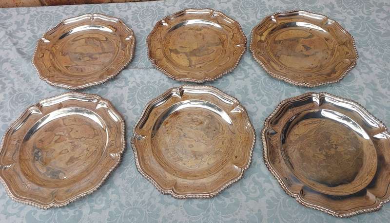 A SET OF 6 HEAVY SIVER PLATED OLD RAILWAY STOCK PLATED WITH A LION LOGO ON THEM SOLD AS IS