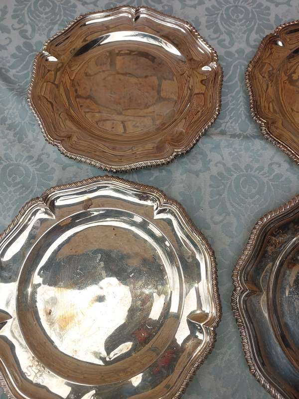 A SET OF 6 HEAVY SIVER PLATED OLD RAILWAY STOCK PLATED WITH A LION LOGO ON THEM SOLD AS IS