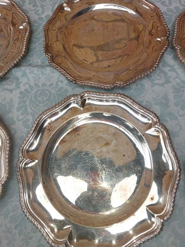 A SET OF 6 HEAVY SIVER PLATED OLD RAILWAY STOCK PLATED WITH A LION LOGO ON THEM SOLD AS IS