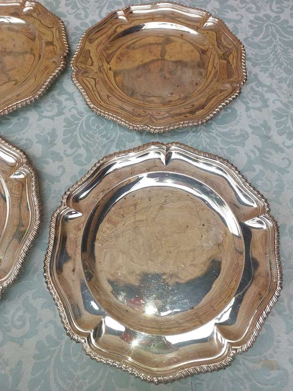 A SET OF 6 HEAVY SIVER PLATED OLD RAILWAY STOCK PLATED WITH A LION LOGO ON THEM SOLD AS IS