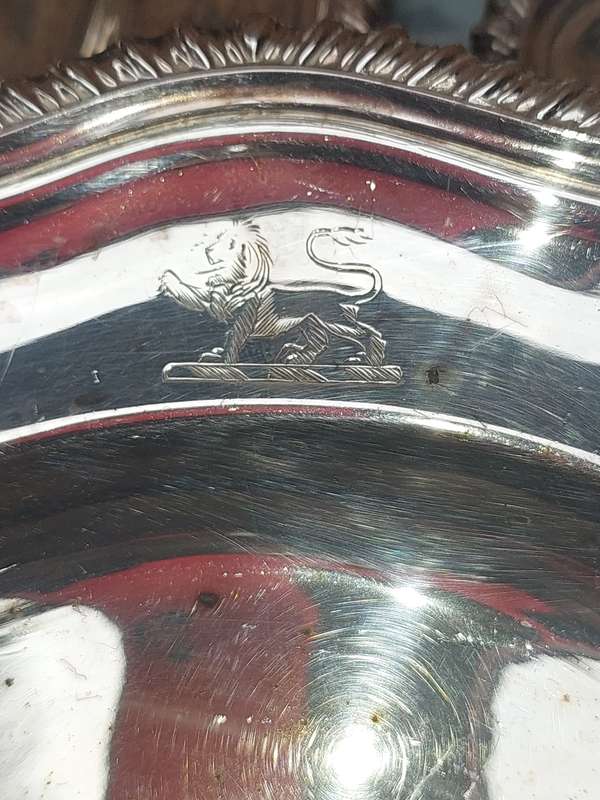 A SET OF 6 HEAVY SIVER PLATED OLD RAILWAY STOCK PLATED WITH A LION LOGO ON THEM SOLD AS IS