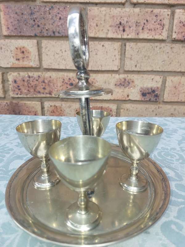 A VINTAGE SILVER-PLATED BREAKFAST BOILED EGG STAND WITHOUT THE SPOONS