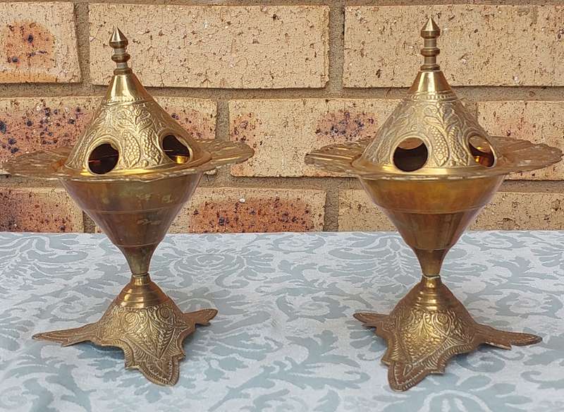 A PAIR MORROCAN STYLE BRASS ASH TRAYS SOLD AS IS