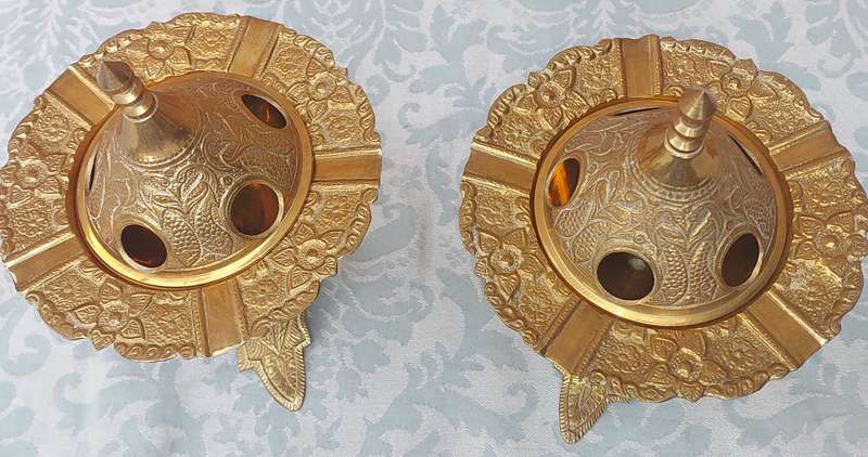 A PAIR MORROCAN STYLE BRASS ASH TRAYS SOLD AS IS