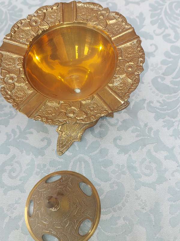 A PAIR MORROCAN STYLE BRASS ASH TRAYS SOLD AS IS