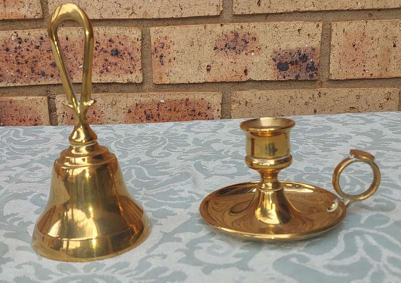 A VINTAGE COLLECTION OF BRASS HOUSE HOLD UTENSILS SOLD AS IS R200