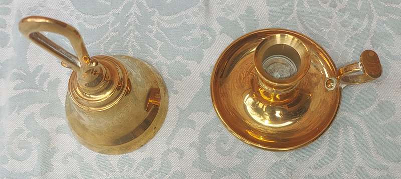 A VINTAGE COLLECTION OF BRASS HOUSE HOLD UTENSILS SOLD AS IS R200