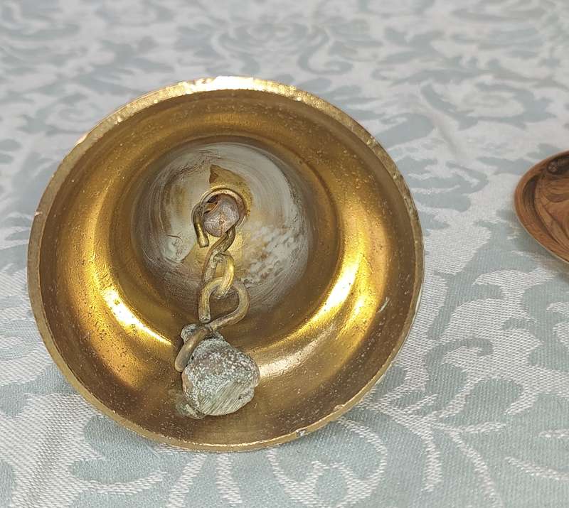 A VINTAGE COLLECTION OF BRASS HOUSE HOLD UTENSILS SOLD AS IS R200