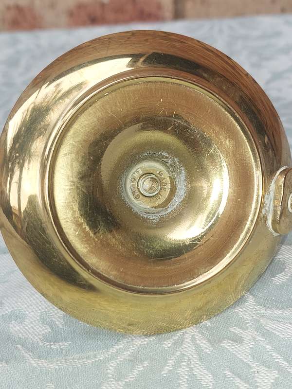 A VINTAGE COLLECTION OF BRASS HOUSE HOLD UTENSILS SOLD AS IS R200