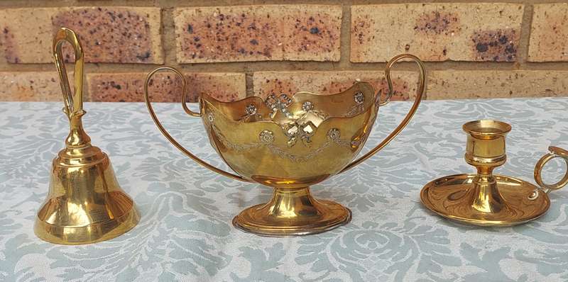 A VINTAGE COLLECTION OF BRASS HOUSE HOLD UTENSILS SOLD AS IS R200