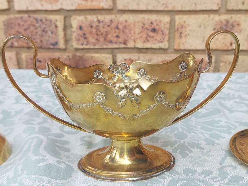 A VINTAGE COLLECTION OF BRASS HOUSE HOLD UTENSILS SOLD AS IS R200