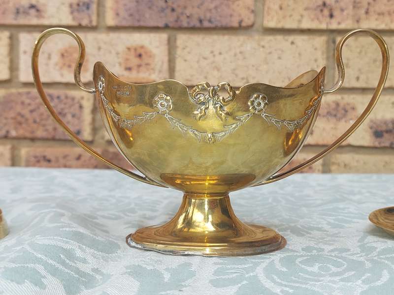 A VINTAGE COLLECTION OF BRASS HOUSE HOLD UTENSILS SOLD AS IS R200
